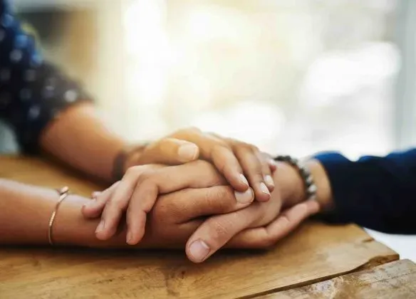 Soutien psychologique et accompagnement des familles en deuil lors des obsèques.