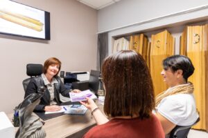 fleurs dans un vase dans un cimetiere