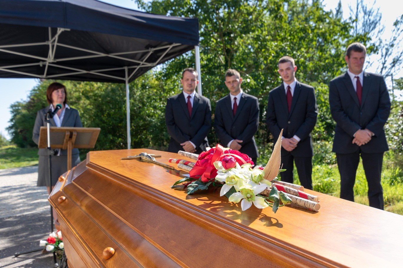 agents funeraires devant cercueil
