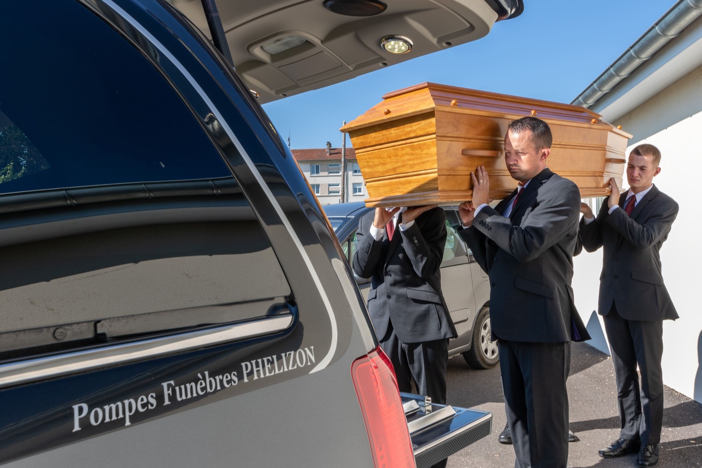 agents funeraire portant un cercueil
