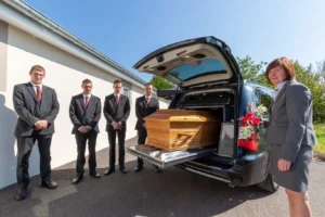 Présentation du corbillard et de l'équipe de porteurs pour le transport du corps.
